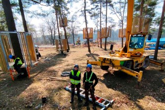 Budowa wielu domków na drzewach